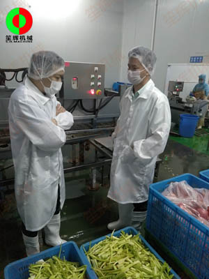 回訪考察客戶定制的蔬果加工生產線使用情況,研討客戶另一加工中心設備定制事誼