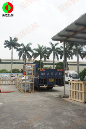 蘇州經銷客戶訂制的大批蔬果加工設備裝車出貨!