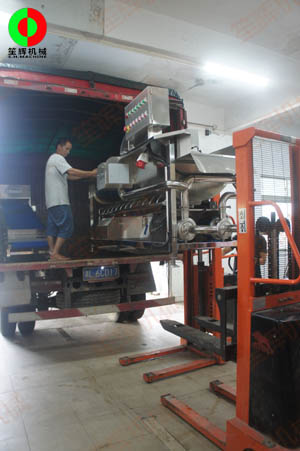 客戶訂購(gòu)的渦流洗菜機(jī)及提升機(jī)現(xiàn)場(chǎng)測(cè)試后隨車出貨!