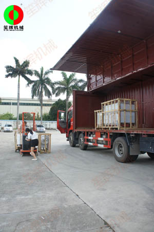 客戶訂購(gòu)的一批蔬果清洗切割加工機(jī)械裝車出貨！