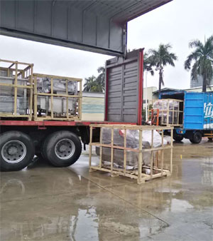 停雨間隙，抓緊時間兩車同時裝車發貨！