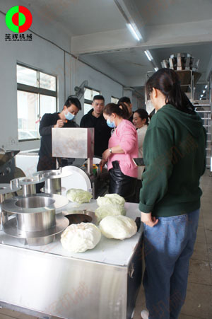 客戶現場了解瓜果分瓣及切割設備，最后現場簽定合同交付定金！