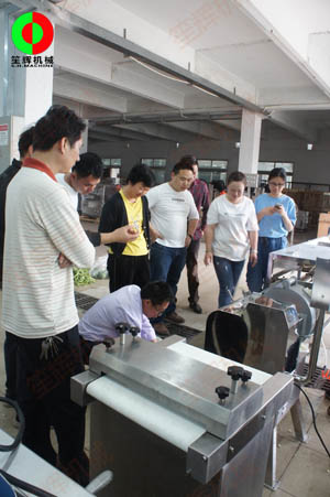 客戶親臨我司測試木瓜削皮、瓜果切丁及蔬果分瓣等加工處理設備！