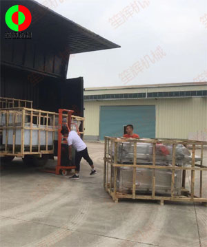 五一假期前多臺洗菜機設備裝車發貨！