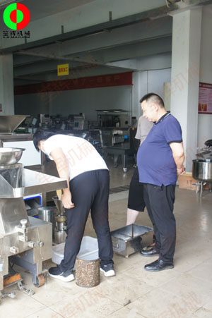 廣西客戶親臨我司考察并測試磨骨機等一批水產肉類加工機械！