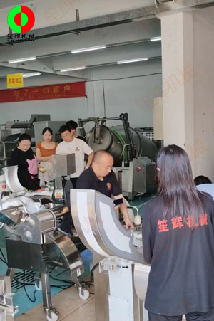 客戶來廠驗收測試一批蔬果加工設備！